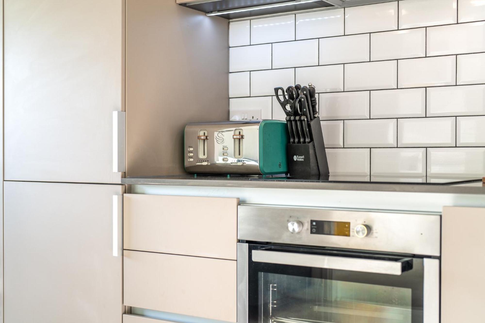 Luxury 1 Bedroom Serviced Apartment With Roof Terrace & Gym Stevenage Dış mekan fotoğraf